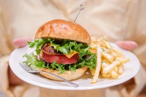 佐田岬の燻製肉で佐田岬バーガーづくり［おみやげ付き］